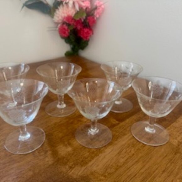 Set of 6 Vintage Etched Cornflower Coupe or Cocktail Glasses – Mid-Century Elega - Picture 5 of 9